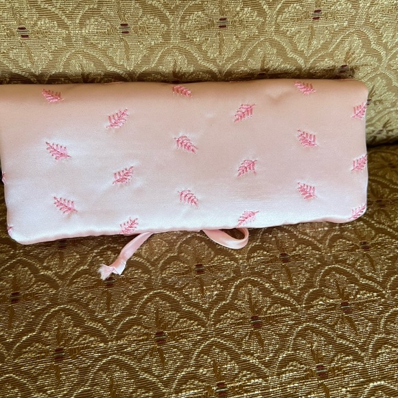 Vintage Andre Richard pink embroidered satin jewelry pouch - Picture 3 of 4